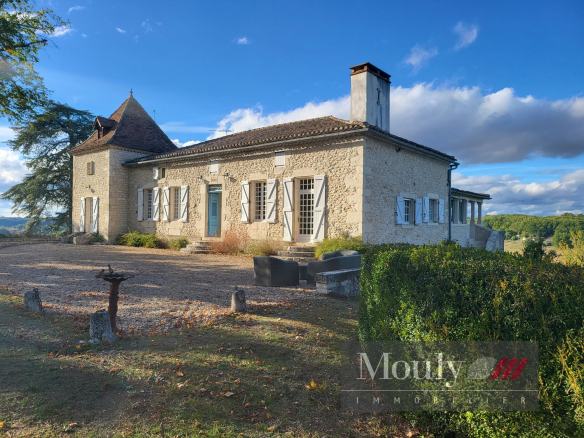 UNE TRES BELLE ALLEE PRIVEE POUR ARRIVER  A CETTE SUPERBE PR