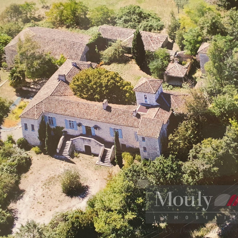 PROPRIÉTÉ COMPOSÉE DE 5 BATIMENTS AVEC RUISSEAU ET ÉTANG SUR