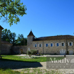 MOULIN ENTIEREMENT RESTAURÉ AVEC DÉPENDANCES ENTOURÉ PAR UNE