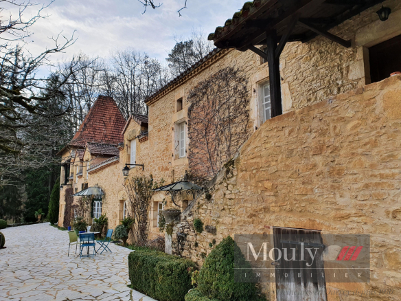 THE TRUE CHARM OF A MANOR-TYPE RESIDENCE LOCATED BETWEEN QUERCY