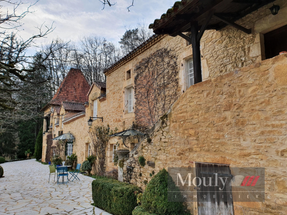 THE TRUE CHARM OF A MANOR-TYPE RESIDENCE LOCATED BETWEEN QUERCY