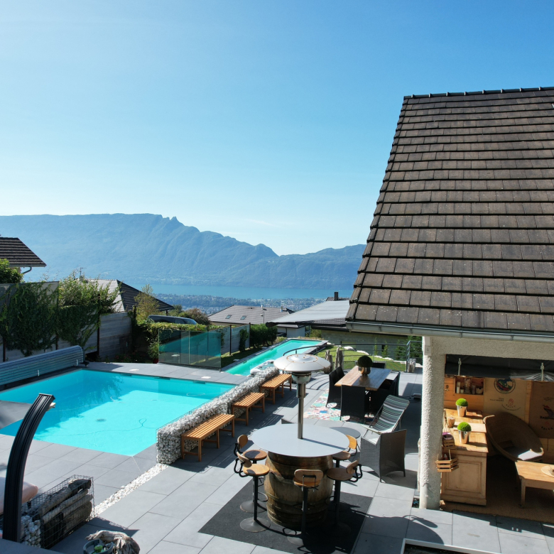 LES EYZIES – Charming property offering 240m² of living space and a swimming pool in a peaceful setting on 1 hectare