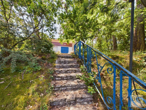 A vendre maison à réagencer sur grand terrain avec garage double