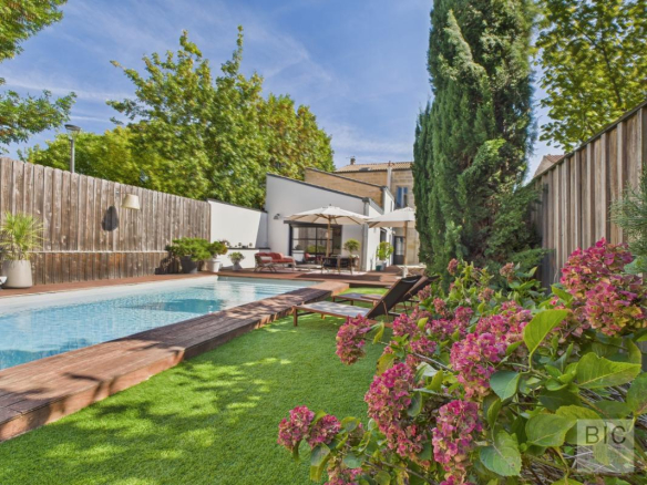 A vendre belle maison familiale de 5 chambres avec garage, jardin, piscine et dépendance