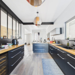 A vendre belle maison familiale de 5 chambres avec garage, jardin, piscine et dépendance