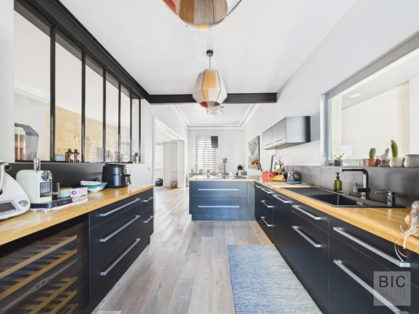 A vendre belle maison familiale de 5 chambres avec garage, jardin, piscine et dépendance