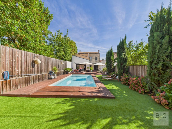 A vendre belle maison familiale de 5 chambres avec garage, jardin, piscine et dépendance