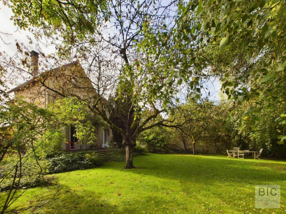 For sale large family home with professional or rental potential