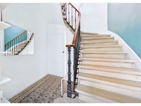 For sale: large and beautiful family home with garage and outdoor space