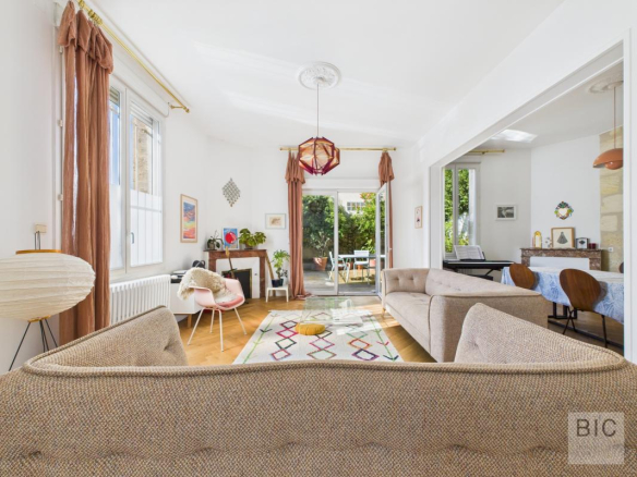 A vendre grande et belle  maison familiale avec garage et extérieur