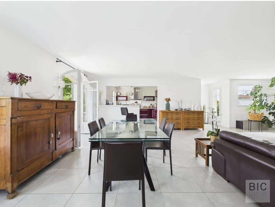 Intérieur d'une maison familiale spacieuse avec salle à manger et cuisine ouverte.