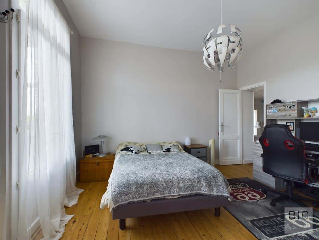 Chambre dans une maison familiale Chambre d'une maison familiale avec lit et bureau à Villenave-d'Ornon.
