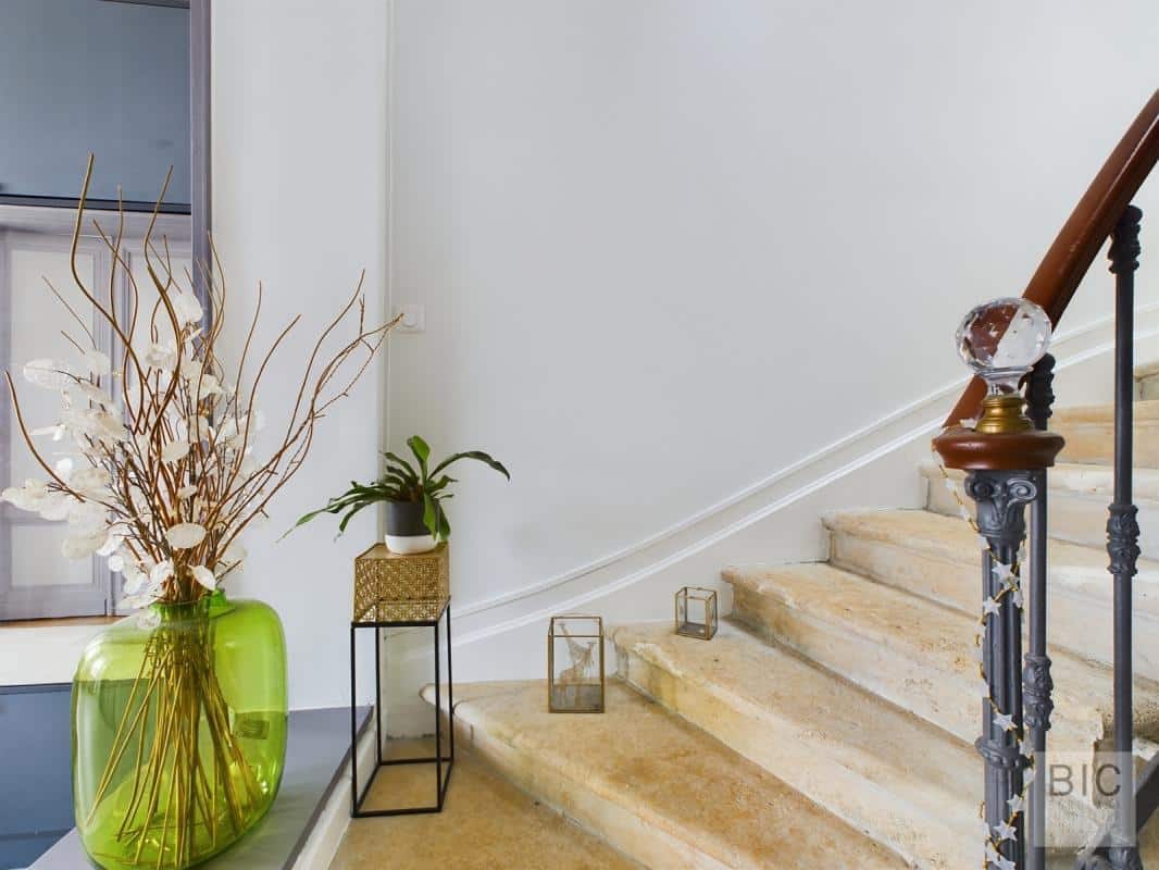 Escalier d’une maison coloniale Escalier en pierre avec décoration florale dans une maison coloniale.