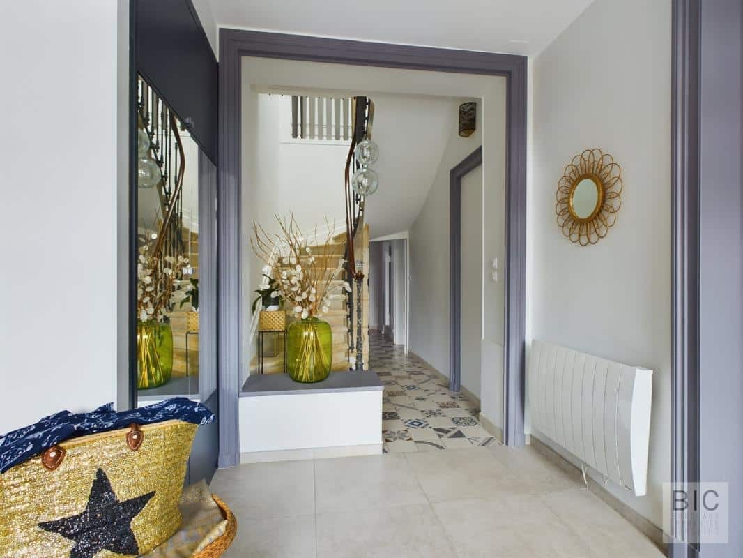 Entrée d’une maison coloniale Entrée d'une maison coloniale avec décoration moderne et lumière naturelle.