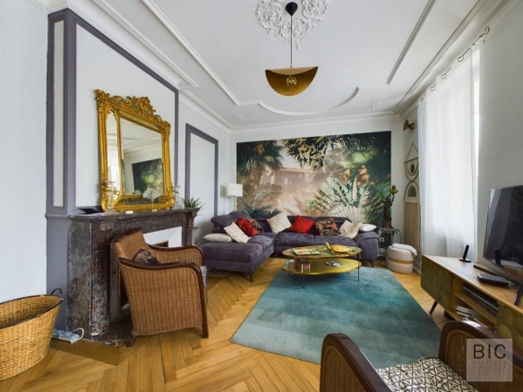 Salon d'une maison familiale de style colonial à Villenave-d'Ornon, avec des éléments décoratifs élégants.