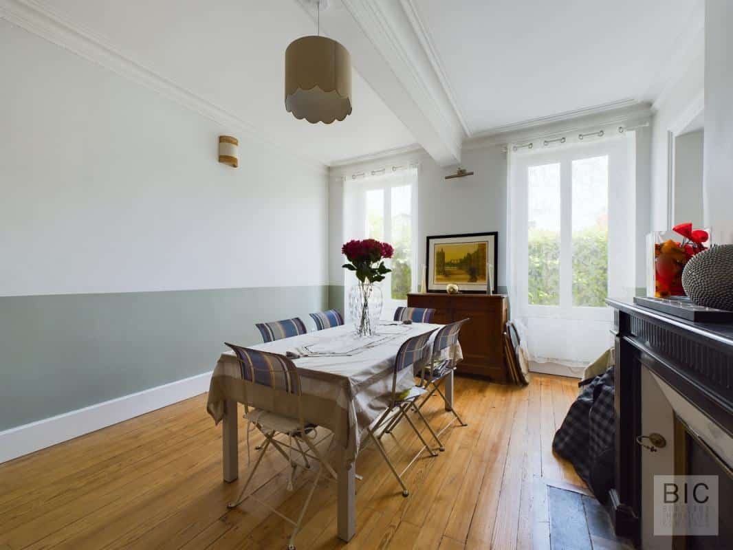 Salle à manger dans une maison coloniale Salle à manger d'une maison coloniale avec table et chaises, lumière naturelle