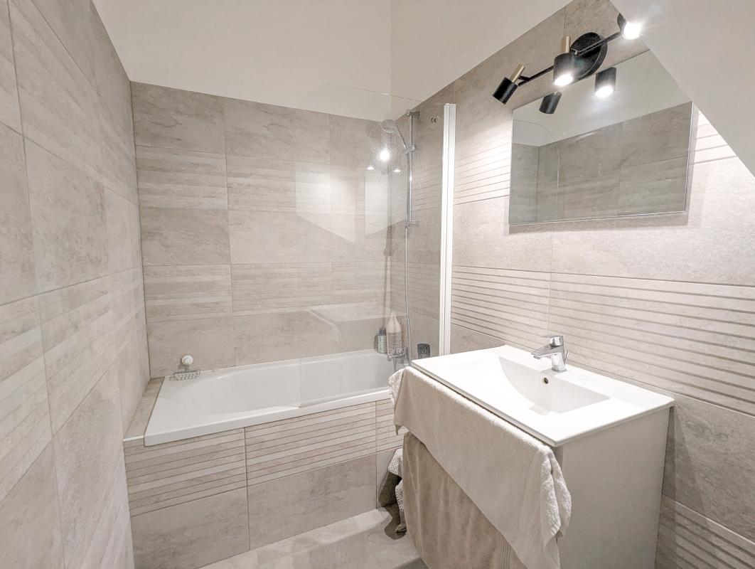 Salle de bain contemporaine Salle de bain moderne avec baignoire, lavabo et miroir.