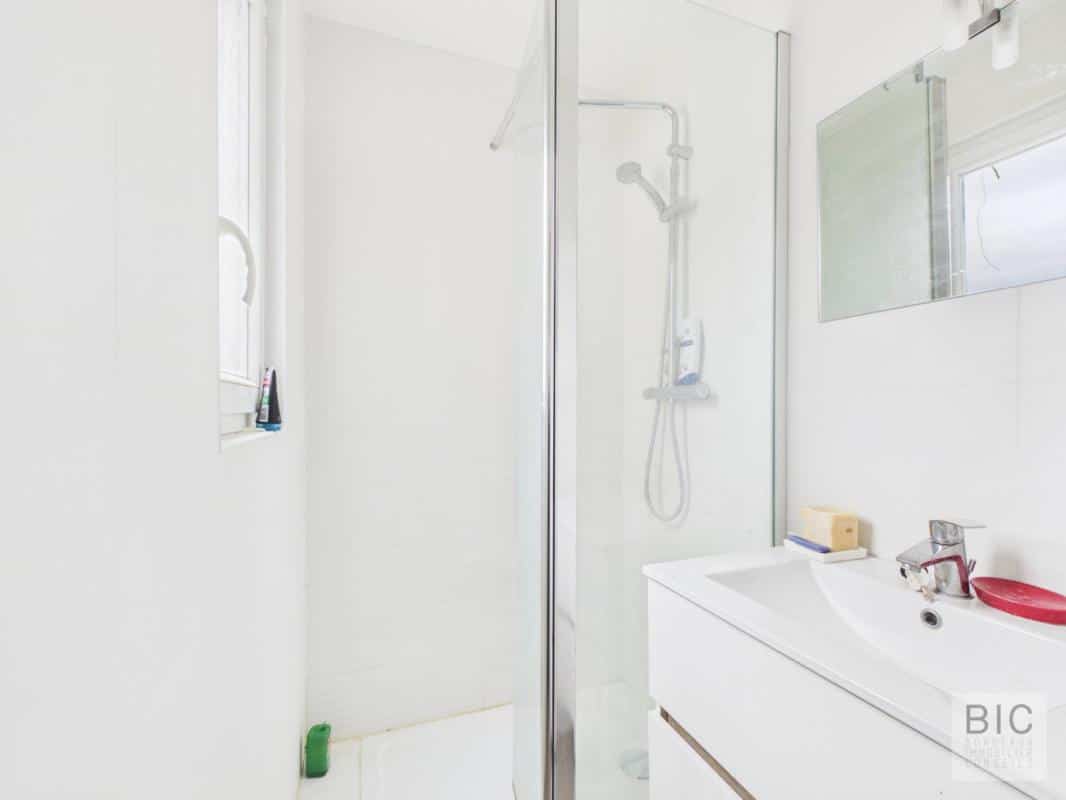 Salle de bain de maison à Bordeaux Salle de bain moderne avec douche et lavabo dans une maison en pierre à Bordeaux.