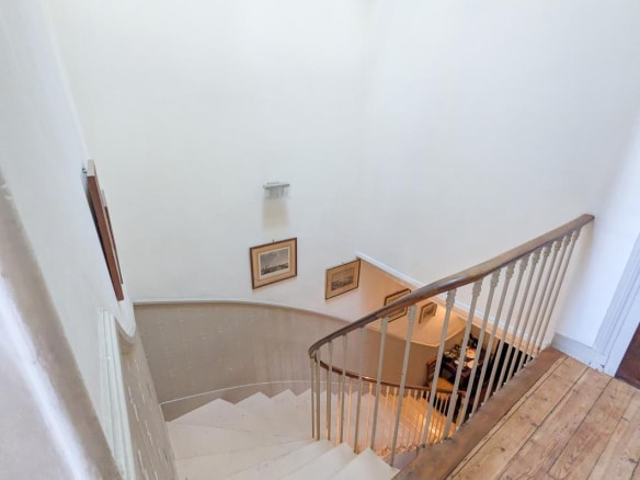 Escalier en colimaçon en bois dans une maison en pierre à Bordeaux