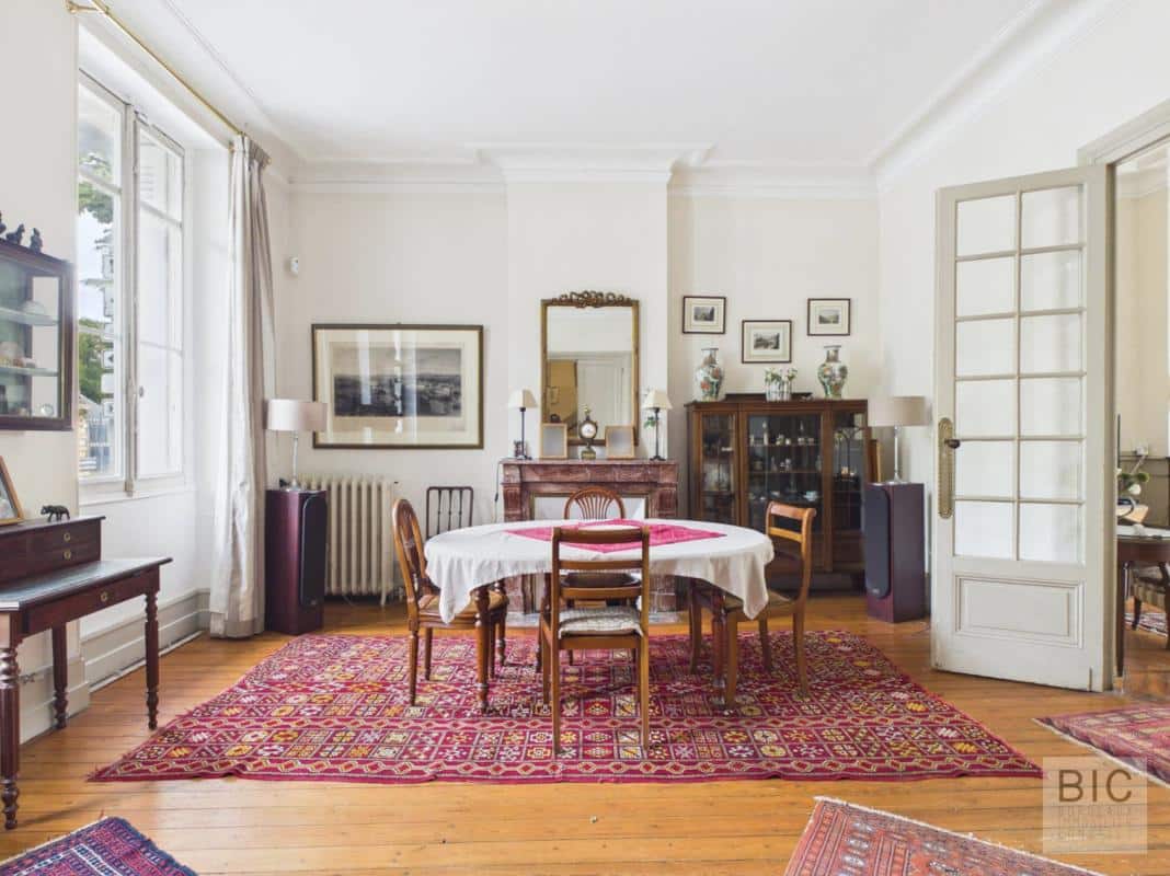 Salle à manger d’une maison en pierre à Bordeaux Intérieur d'une maison en pierre avec salle à manger, tapis et meubles anciens à Bordeaux.