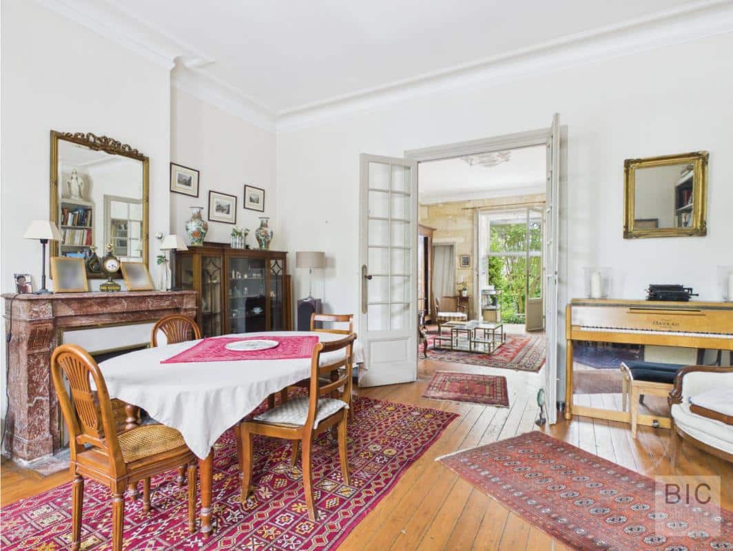 Intérieur d’une maison en pierre à Bordeaux Intérieur d'une maison en pierre avec salon, salle à manger et accès au jardin.