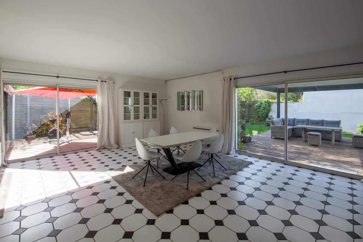 Intérieur d’une maison à Bordeaux Intérieur d'une maison à vendre à Bordeaux, avec salle à manger et accès au jardin.