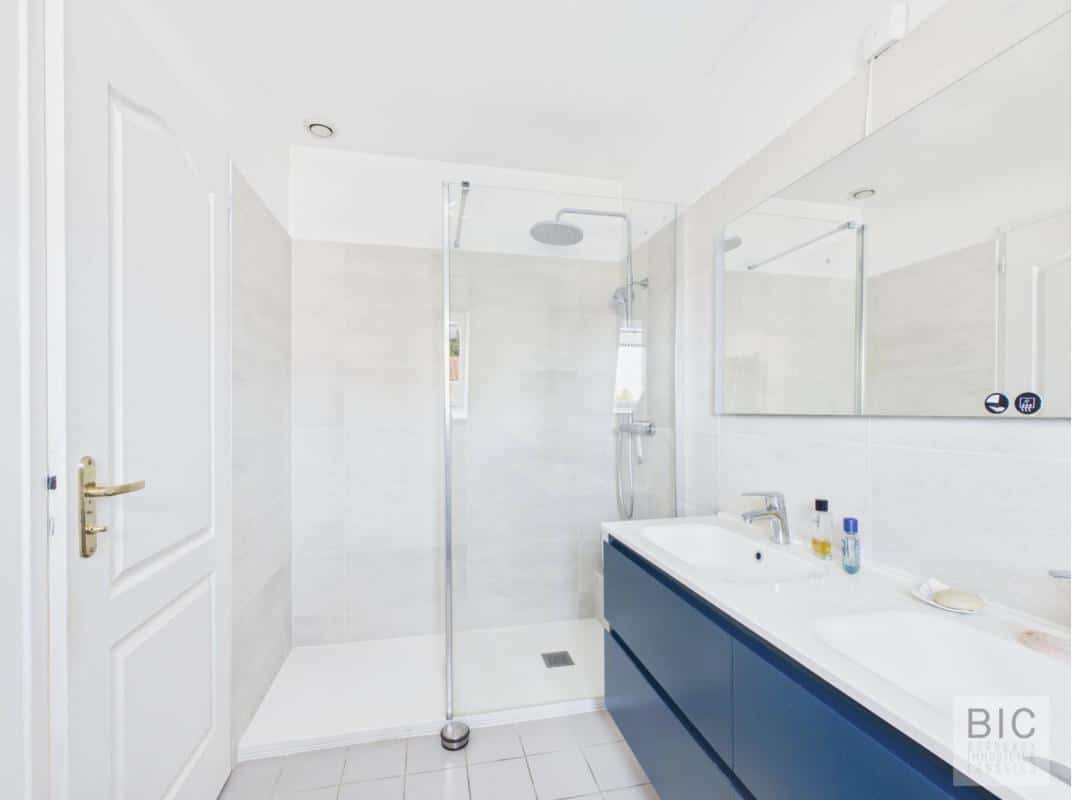 Salle de bain moderne Salle de bain moderne avec douche à l'italienne et double vasque.