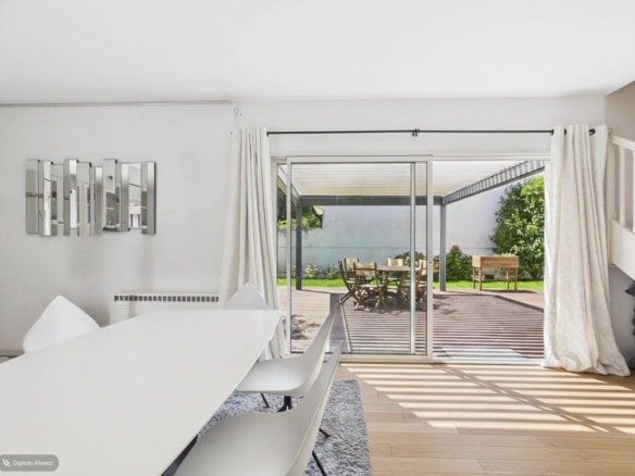 Intérieur d'une maison à Bordeaux avec une salle à manger lumineuse et un accès à un jardin.