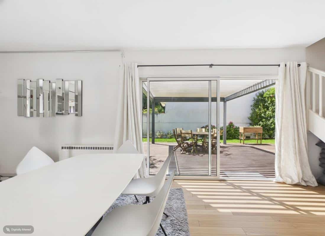 Maison à vendre à Bordeaux Intérieur d'une maison à Bordeaux avec une salle à manger lumineuse et un accès à un jardin.