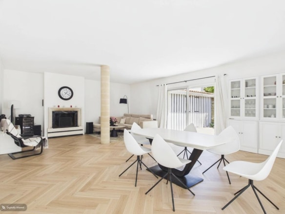 Intérieur d'une maison à vendre à Bordeaux, avec salon lumineux et salle à manger moderne.
