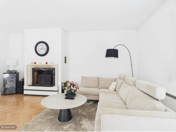 Intérieur d'une maison à vendre à Bordeaux avec un salon moderne et lumineux.