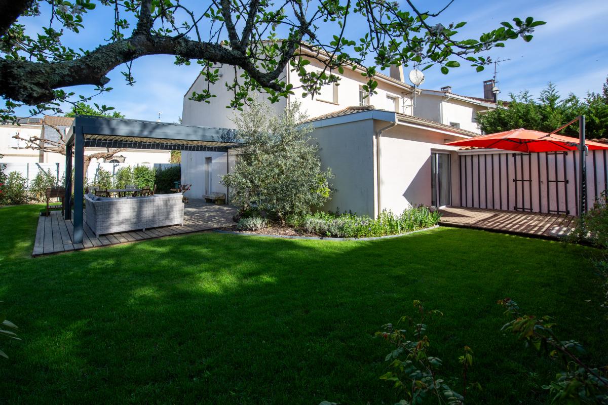 Maison à vendre à Bordeaux Caudéran Maison non mitoyenne avec jardin verdoyant à Bordeaux Caudéran, 5 chambres, 161 m².
