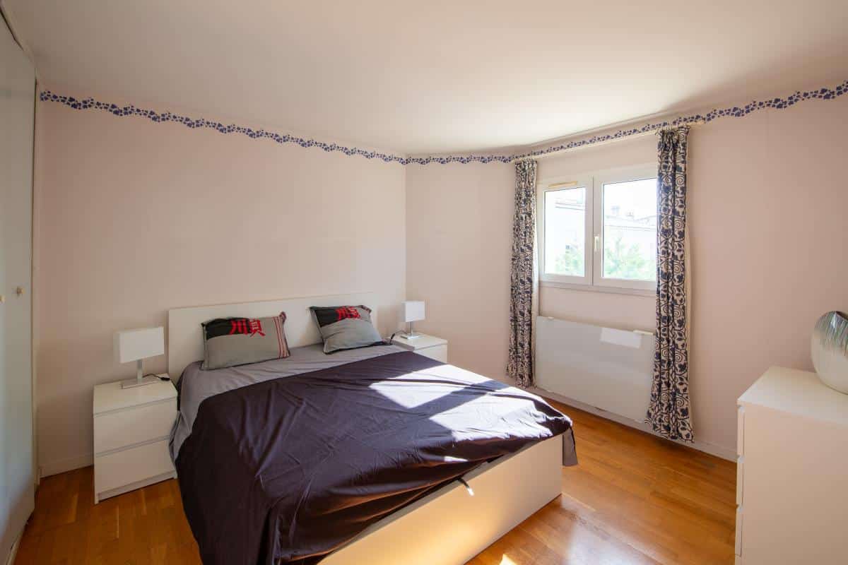 Chambre à vendre à Bordeaux Chambre d'une maison à Bordeaux, avec lit double et fenêtres laissant entrer la lumière.