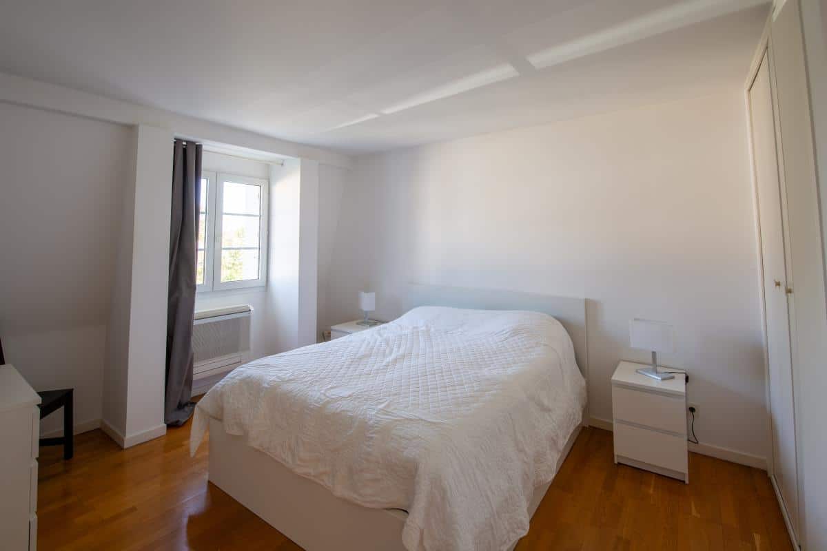 Chambre à vendre à Bordeaux Chambre d'une maison à vendre à Bordeaux, avec un lit double et des meubles modernes.