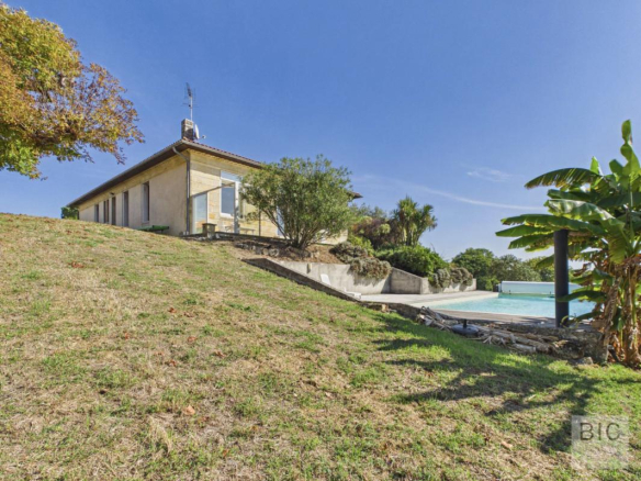 Maison de maître en pierre avec piscine et jardin à Pompignac.