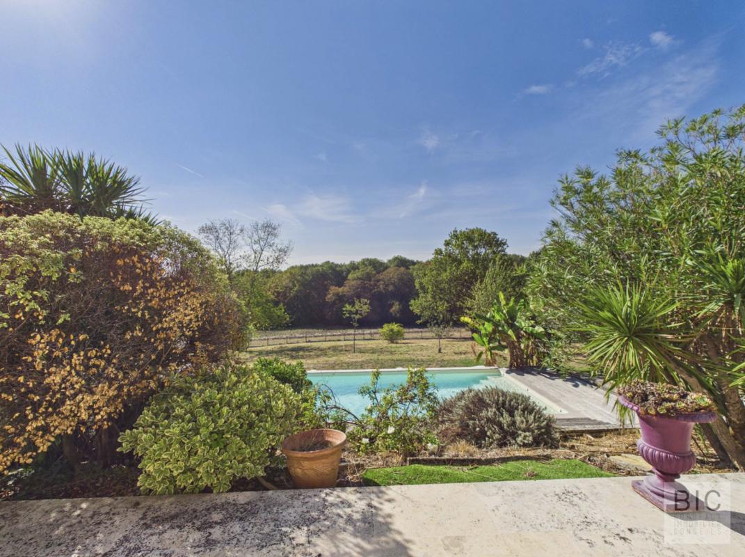 Maison de maître avec piscine à Pompignac Vue sur la piscine et le jardin d'une maison de maître à Pompignac.