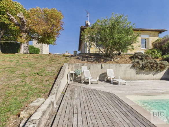 Maison de maître en pierre avec piscine et jardin à Pompignac.