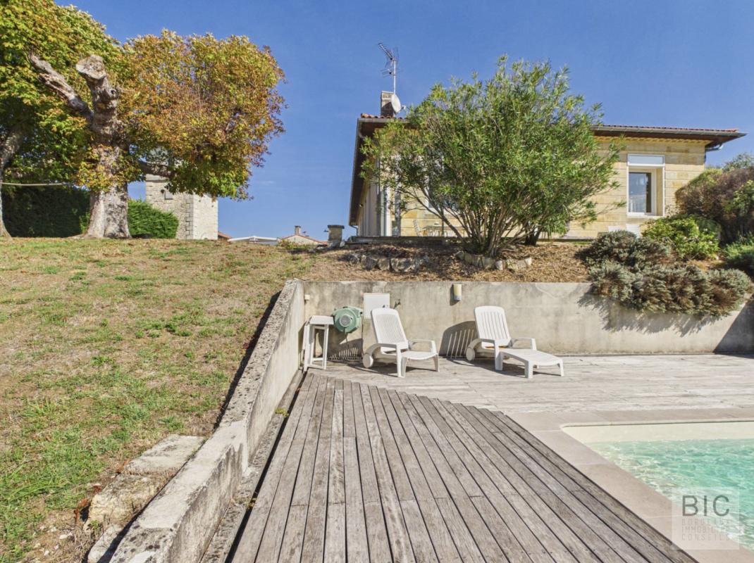 Maison de maître à Pompignac Maison de maître en pierre avec piscine et jardin à Pompignac.