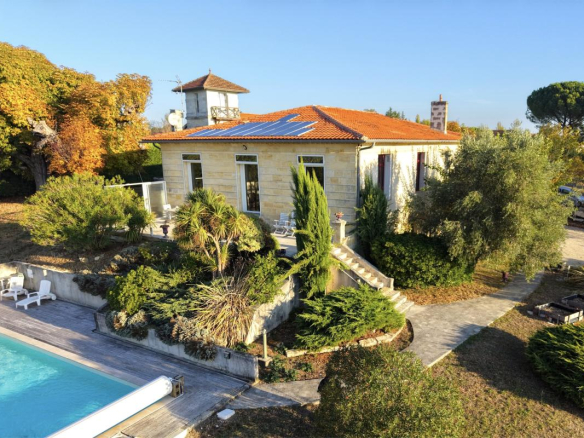 Maison de maître en pierre avec piscine et jardin à Pompignac