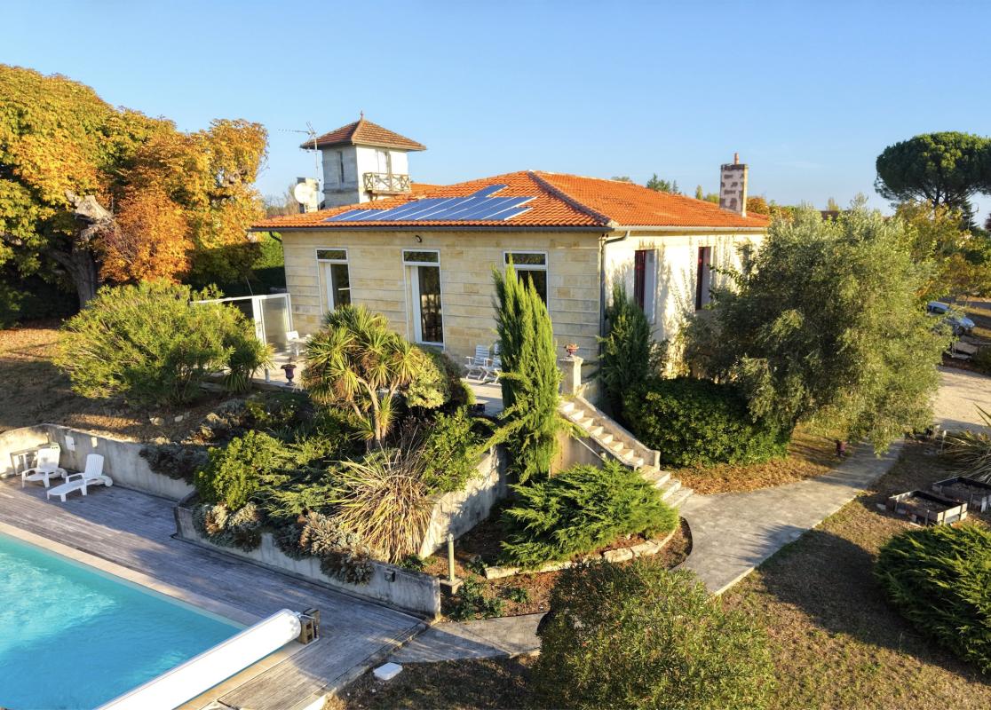 Maison de maître à vendre à Pompignac Maison de maître en pierre avec piscine et jardin à Pompignac