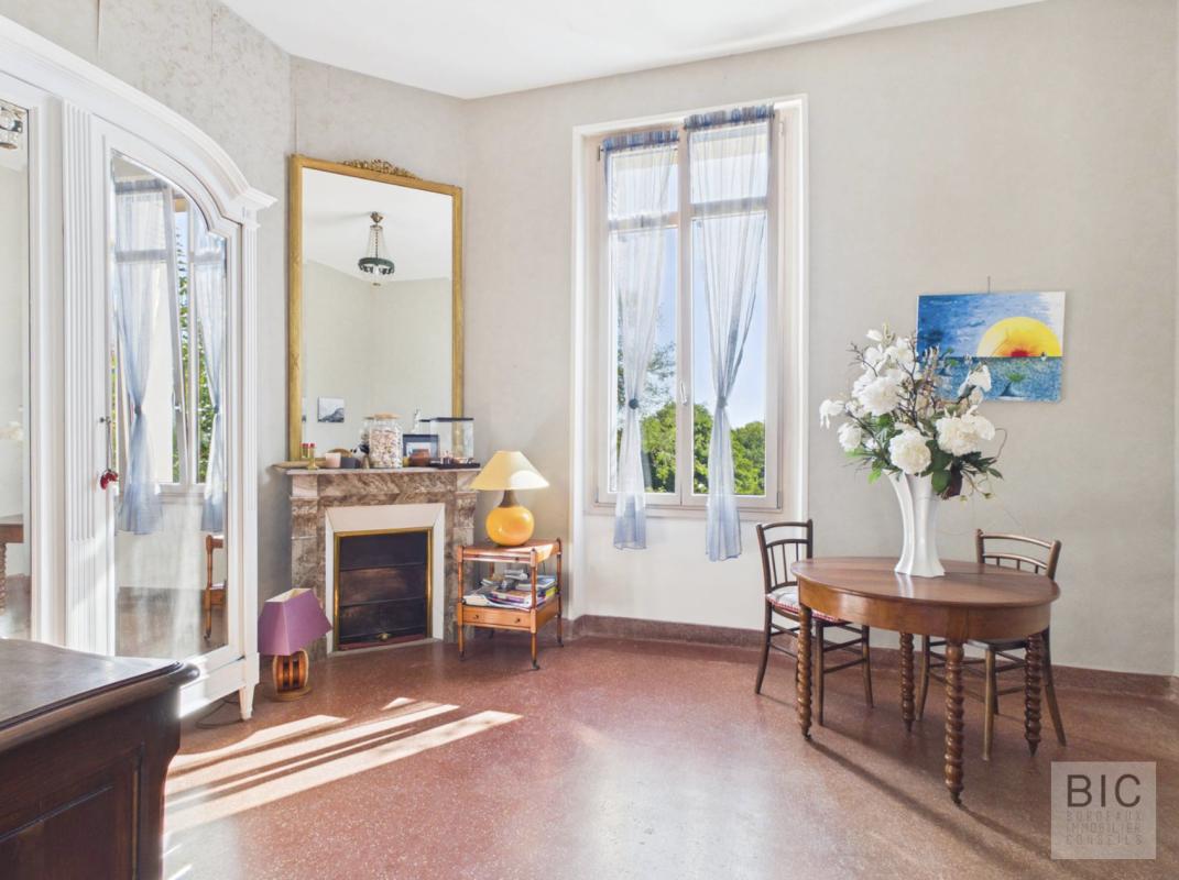 Intérieur d’une maison de maître à Pompignac Intérieur d'une maison de maître avec lumière naturelle, table ronde et décoration élégante.