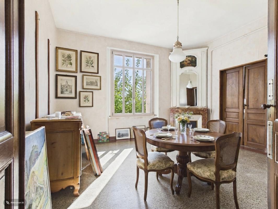 Intérieur d’une maison de maître à Pompignac Intérieur d'une maison de maître avec table à manger et fenêtres laissant entrer la lumière.