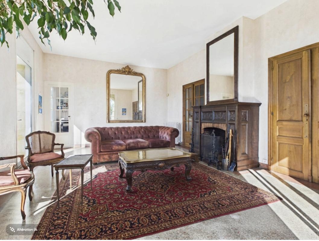Intérieur d’une maison de maître Intérieur d'une maison de maître avec canapé en cuir et cheminée, décoré de manière élégante.