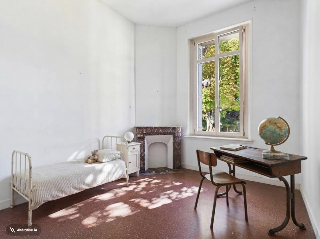 Chambre de maison de maître à Pompignac Chambre vide avec lit simple, bureau en bois et fenêtre donnant sur le jardin.