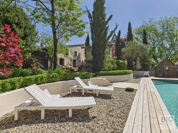 For sale beautiful country house with garden and swimming pool