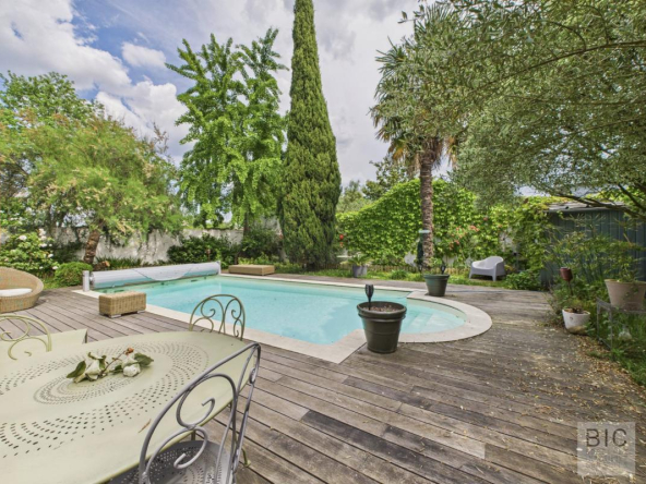A vendre maison d’architecte entourée de verdure