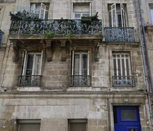 A vendre immeuble en pierre de 250 m2 et composé de  4 appartements