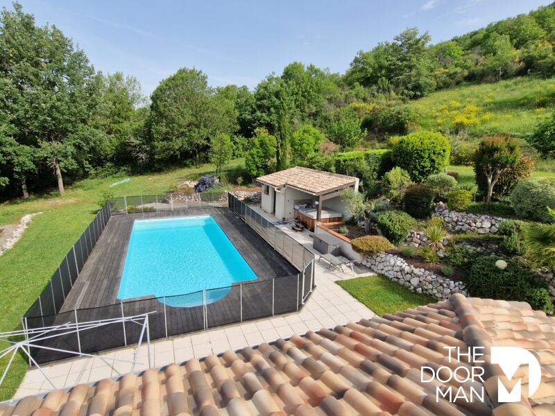 Maison 5 pièces avec piscine chauffée et garage