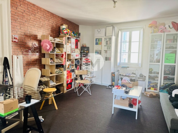 Interior of a townhouse in Laval, with shelves and various objects.