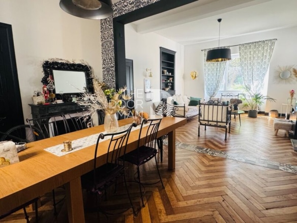 Interior of a townhouse in Laval with a living room and a dining room in wood.